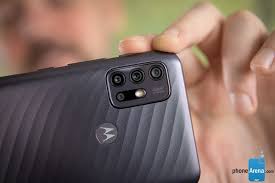 The moto g10 is a 6.5in handset with a 720p screen and a chunky 5,000mah battery, which is something motorola tells us is very important to consumers. Motorola Moto G10 Review Phonearena