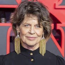 La estrella de "La Bella y la Bestia", Linda Hamilton, de 69 años, dijo que acepta las arrugas de su rostro. "Me he rendido por completo a la idea de que este