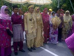 Banyak penduduk indonesia yang menempuh perjalanan jauh untuk pulang ke kampung halamannya dan berkumpul bersama dengan sanak. Fitri Haris Bernikah Lagi Munsyeed