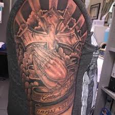 Betende hände tattoo erzengel tattoo himmel tattoos religiöse tattoos betende hände mit rosenkranz kompass tattoos kreuz tattoo betende hände tattoo wurde zunächst entwickelt, die von einem deutschen künstler albrecht dürer. Peters Tattoo Studio Betende Hande Facebook
