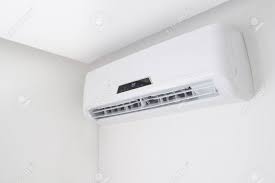 Kühlung und klimatisierung für das einfamilienhaus. Weisse Split Klimaanlage Auf Einer Weissen Wand Innenraum In Einer Kleinen Wohnung Lizenzfreie Fotos Bilder Und Stock Fotografie Image 81318354