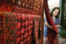 Mengenal Batik Jambi Yang Identik Dengan Warna Merah Halaman All Kompas Com