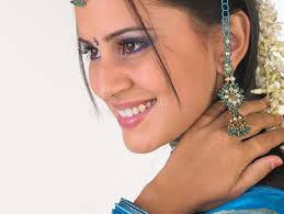 Retrato Indio Moreno De La Mujer De La Belleza Muchacha Modelo Hindú Con  Los Ojos Marrones Muchacha India En Sari Foto de archivo