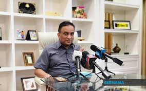 Majlis iftar dan penyampaian duit raya untuk pelajar sekolah seri puteri cyberjaya. Bernama Malaysia Open Reezal Merican Ready To Assist Bam If Needed