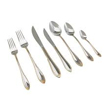 Sevdiklerinize lezzetli ve birbirinden güzel yemeklerinizi sunarken özenerek hazırlamış olduğunuz yemeklere çatal kaşık ve bıçak setiniz eşlik eder. Karaca French Rose Gold 84 Parca Sandikli Catak Kasik Bicak Seti Karaca