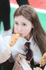 Fans Think Twice S Nayeon Looks Like A Rabbit While Eating Corn Dog Kpopmap Nayeon Nayeon Twice Im Nayeon
