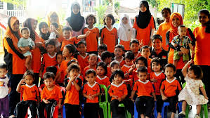 Baca petikan di bawah dengan teliti, kemudian buat satu rumusan tentang kepentingan pusat asuhan anak di tempat kerja dan masalah dengan adanya pusat tersebut. Pusat Jagaan Dan Didikan Bijak Solehah Family Day Care Service In Kuala Kangsar