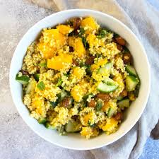 Vinaigrette mit gurken, mango, salat, gehackten kräutern und quinoa vermengen, mit salz und pfeffer abschmecken. Fruchtiger Hirsesalat Mit Mango Minze Und Mandeln Tasty Katy Hirsesalat Lebensmittel Essen Hauptspeise