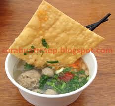 Potong2 fillet ayam yg sdh di cuci bersih lalu blender/chopper dalam wadah campur ayam cincang dgn bawang putih cincang,daun ketumbar,daun bawang,garam,gula,saos tiram,kecap asin,minyak wijen dan merica bubuk,aduk rata Cara Membuat Aneka Kerupuk Pangsit Renyah Resep Masakan Indonesia