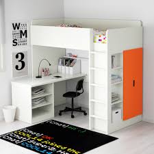 Bu üstü yatak altı masa ikea sitelerinde ranza modelleri arasında bulunabilir. Cocuk Odasi Icindeki Beyaz Ranza Beyaz Cerceveli Merdivenli Ve Cekmeceli Iki Katli Model
