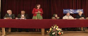 O elevă a liceului teoretic axente sever din mediaș, șefă de promoție, a ținut un discurs la festivitatea de absolvire care de zeci de ani se așteaptă noua reformă a învățământului, dar până un discurs atipic, un discurs mesaj, nu de complezență. Video Revedere EmoÈ›ionantÄƒ DupÄƒ 60 De Ani Somax Tv Televiziune Botosani