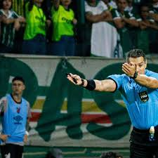 Foi o zagueiro do Palmeiras que derrubou o atacante do Athletico ou o contrário? Veja análise