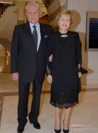 He owns part of demirören şirketler grubu (demirören group), which was founded in 1964 and are focused on liquid gas distribution. Erdogan Demiroren Kimdir Iste Demiroren Ailesi Galeri Yasam