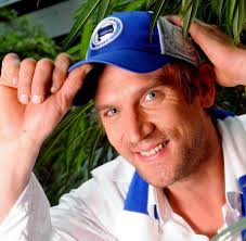 He has lived in africa and in southern europe and thus, he speaks fluent german, english, spanish. Peer Kusmagk Dschungelkonig Sieht Hertha In Champions League Welt