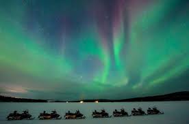 Het noorderlicht, ookwel aurora borealis of poollicht genoemd, is een natuurfenomeen waarin flarden van licht hoog aan een heldere nachthemel te zien zijn. Lapland 5 Avontuurlijke Activiteiten Bijzonder Plekje