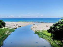 石牛溪出海口唯美海景 流不出海的沒口溪 同屬於墾丁夏都沙灘酒店的大灣海灘最北端 outdoor beach water