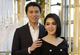 Syahrini terlihat chic dalam balutan blazer dan trousers. Syahrini Dikabarkan Hamil Jabar Ekspres Online