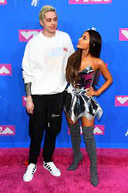 At the time he was the youngest member of the existing cast and the first cast member of the series ever born in the. Ariana Grande Pete Davidson Gibt Es Streit Um Hausschwein Piggy Smalls Gala De