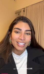 Una mujer inteligente y con un aura maravilloso. La belleza es subjetiva y  ella es bella. Ella tiene rasgos bellos ladinos. Y soporten!!! 🇳🇮😘