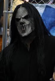 Carlo waibel, wie cro mit echtem namen heißt, macht seit vielen jahren ein geheimnis um sein aussehen. Mick Thomson Wikipedia