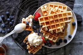 Brusseler Waffeln Mit Beeren Und Sahne Waffeln Waffeln Rezept Brusseler Waffeln