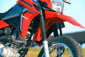 Two men with commitment problems attempt a relationship. Hpu3psrjsaadm