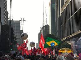 Os torcedores levaram faixas em que chamam bolsonaro de genocida e bandeiras de movimentos. Fv85xny1z8s8 M