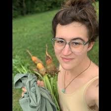 Riley Loomis's Instagram, Twitter & Facebook