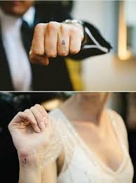 Dövme, dövme fikirleri, dövme sanatı hakkında daha fazla fikir görün. 74 Of The Tiniest Most Tasteful Tattoos Ever