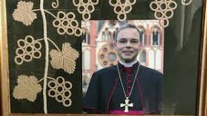 Die badewanne des bischofs hat 15.000 euro gekostet. Die Badewanne Von Tebartz Van Elst Rundgang Durchs Luxus Bischofshaus In Limburg Youtube