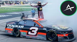 Kevin harvick, driver of the #4 busch light ford, drives during practice for the monster energy nascar cup series kc. Huge Crash Dibenedetto Johnson And Logano Involved In Massive Wreck At Kansas Nascar Cup Series Glbnews Com
