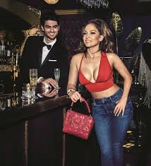 Only high quality pics and photos with jennifer lopez. Dzhennifer Lopes Snyalas Dlya Guess Dubai Art Media
