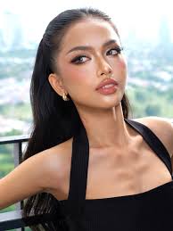 Tante Devi💗 In frame @devi.noor Makeup & hijabdo @byviramardha . . . Info  pricelist langsung hub WA admin 0895325799466 atau klik link di bio ya . .  #makeupwisuda #makeuplamaran #makeuptunangan #makeupbridesmaid #boldmakeup #