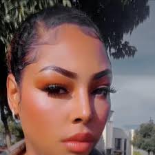 How many ladies prefer natural beauty over artificial enhancements?