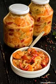 Se pune in borcane (2 borcane de 400 g sau 3 de 300 g), se capseaza bine, apoi se sterilizeaza la bain marie. Salata De Muraturi In Sos De Mustar Diva In Bucatarie
