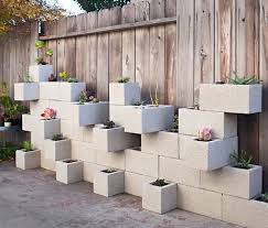 3 jardineras para patios no muy grandes. Maceteros De Hormigon En Un Jardin Moderno
