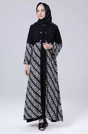 Nah, pada kesempatan kali ini kami akan memberikan beberapa inspirasi varian gaya model baju batik wanita terbaru dari mulai atasan batik, baju batik gamis, baju batik kerja, bahkan sampai model baju batik untuk wanita gemuk yang bisa membuat tampilan para wanita bertubuh gemuk bisa terlihat langsing dan cantik. 65 Model Gamis Batik Modern Kombinasi Terbaru 2021
