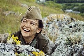 Кадр из фильма «а зори здесь тихие». V Novoj Versii Filma A Zori Zdes Tihie Postaralis Obojtis Bez Glamura Vechernyaya Kazan