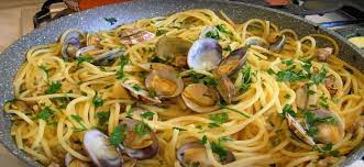 Transfer pasta to warm bowls and drizzle with remaining oil. Ricetta Spaghetti Alle Vongole Veraci Ingredienti E Preparazione Ultimora News Spaghetti Alle Vongole Ricette Spaghetti Ricette Spaghetti Alle Vongole