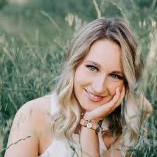 Laura Groen's Instagram, Twitter & Facebook