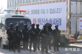 수송 차량과 함께 군사경찰(헌병)과 경찰 특공대, 경찰차가 함께 움직였다. ë°±ì‹  ë„ìž… ì•žë'ê³  ë¶„ì£¼í•´ì§„ ì •ë¶€ ìš´ì†¡ì—ì„œ ì 'ì¢…ê¹Œì§€ ëª¨ì˜ í›ˆë ¨ ì›ëŒ€ì—°ì˜ ìž¡í•™ì‚¬ì§„ ë‰´ìŠ¤ ë™ì•„ë‹·ì»´
