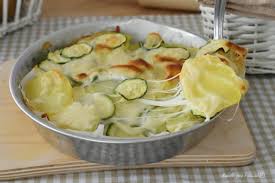 Spuntate le zucchine, tagliatele a nastro e arrostitele per un paio di minuti su una griglia ben calda. Parmigiana Di Patate E Zucchine Filante Gratinata E Pronta In Poco Tempo