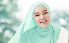 Kisah Spiritual Dewi Sandra, dari Islam Masuk Kristen dan Kembali Mualaf