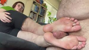 Huge cumshot on oily meaty soles