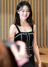 금새록은 2011년 tv광고 '나이키 우먼레이스'로 데뷔하였으며 소속사는 ul엔터테인먼트 입니다. ê¸ˆìƒˆë¡ ì„±í˜•ì „ ëª¸ë§¤