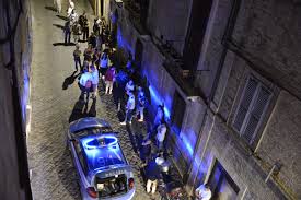 Qui si possono trovare tutte le risposte e imbrogliare per questo gioco. Lasciano In Casa I Figli Piccoli Pianti E Urla Disperate In Centro Bimbo Rischia Di Cadere Dalla Finestra Cronache Maceratesi