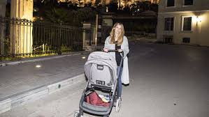 Η ιωάννα παππά από τότε που έγινε μαμά, οι προτεραιότητές της άλλαξαν. Iwanna Pappa Bradinh E3odos Sthn Plaka Me Ton Gio Ths Tempo24 News