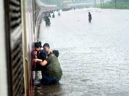 Heavy rain in mumbai disrupts suburban rail services on central railway. Mumbai Rains Live Updates Four People Killed Including Two Bmc Workers In Rain Related Incidents