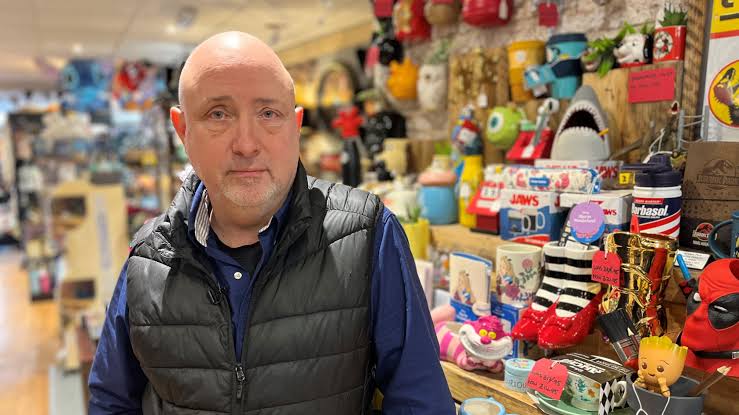 The shopkeepers confronting festive shoplifters - BBC News