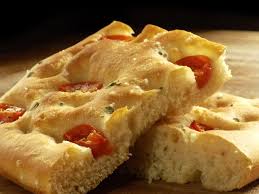 Iniziate a impastare alla minima velocità per qualche minuto, quindi iniziate ad aggiungere la restante acqua, a filo. L Irresistibile Ricetta Della Focaccia D Oro Pugliese Semplice E Veloce Che Fara Impazzire Tutti Proiezioni Di Borsa
